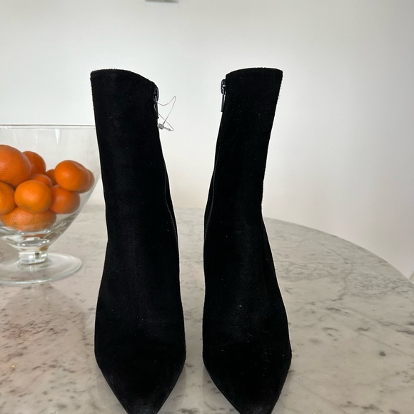 Stuart Weitzman booties almost new. Size 6 - Picture 6 of 6
